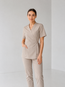 Як обрати одяг для косметолога: халат, костюм чи oversize — практичний гайд